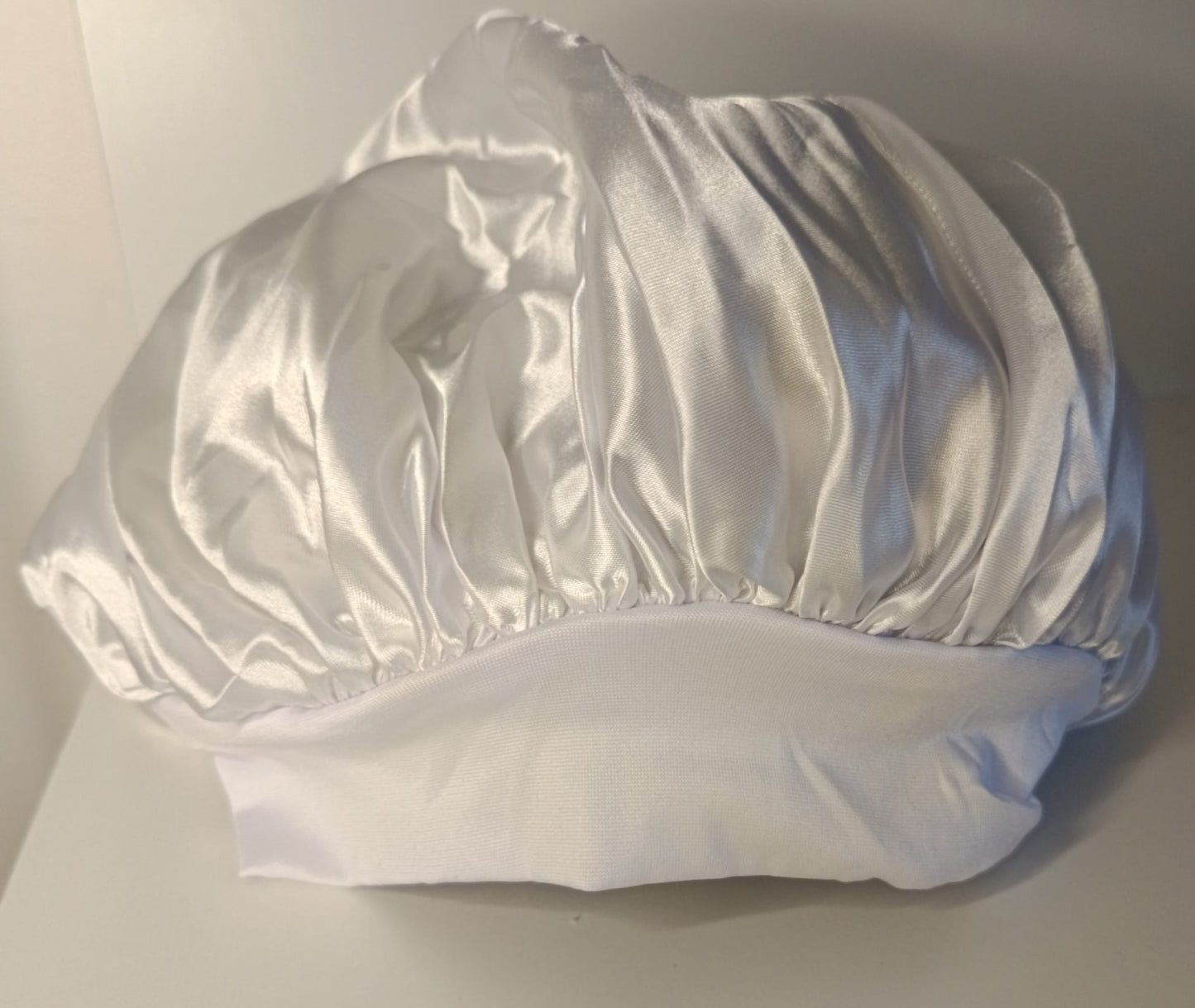 bonnet en satin "blanc"