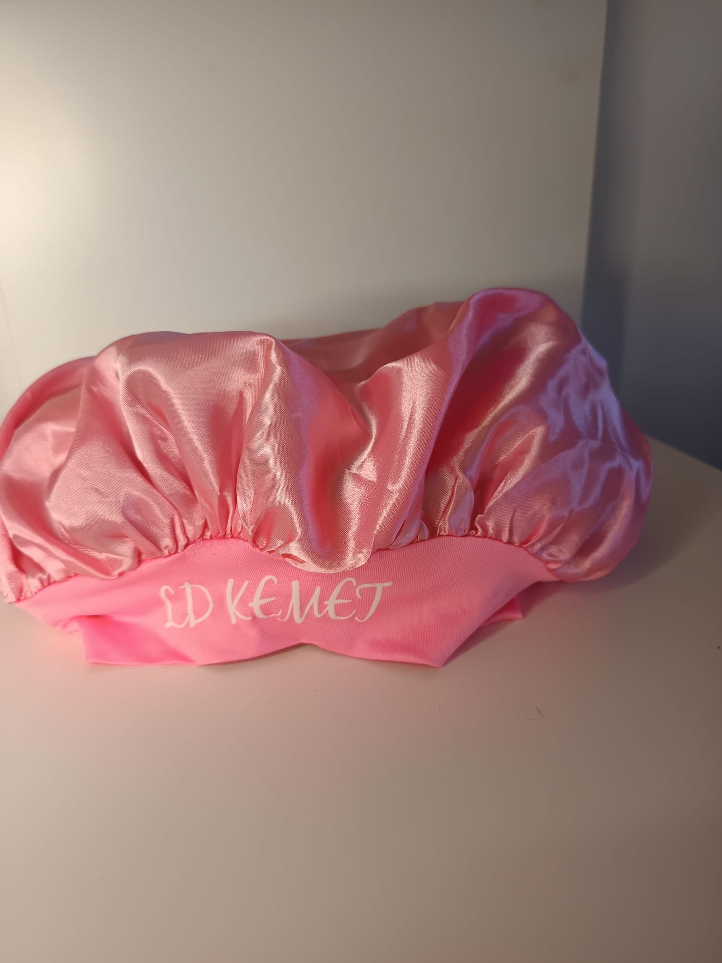 Bonnet en satin "rose bonbon"