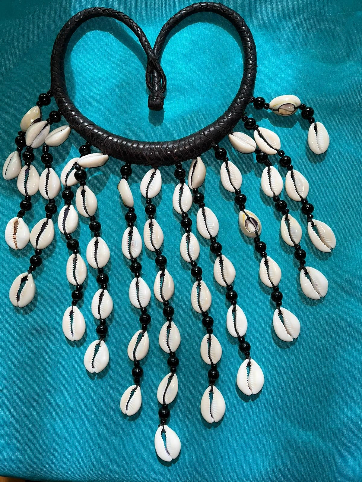 Collier en cuir "pluie de Cauris"