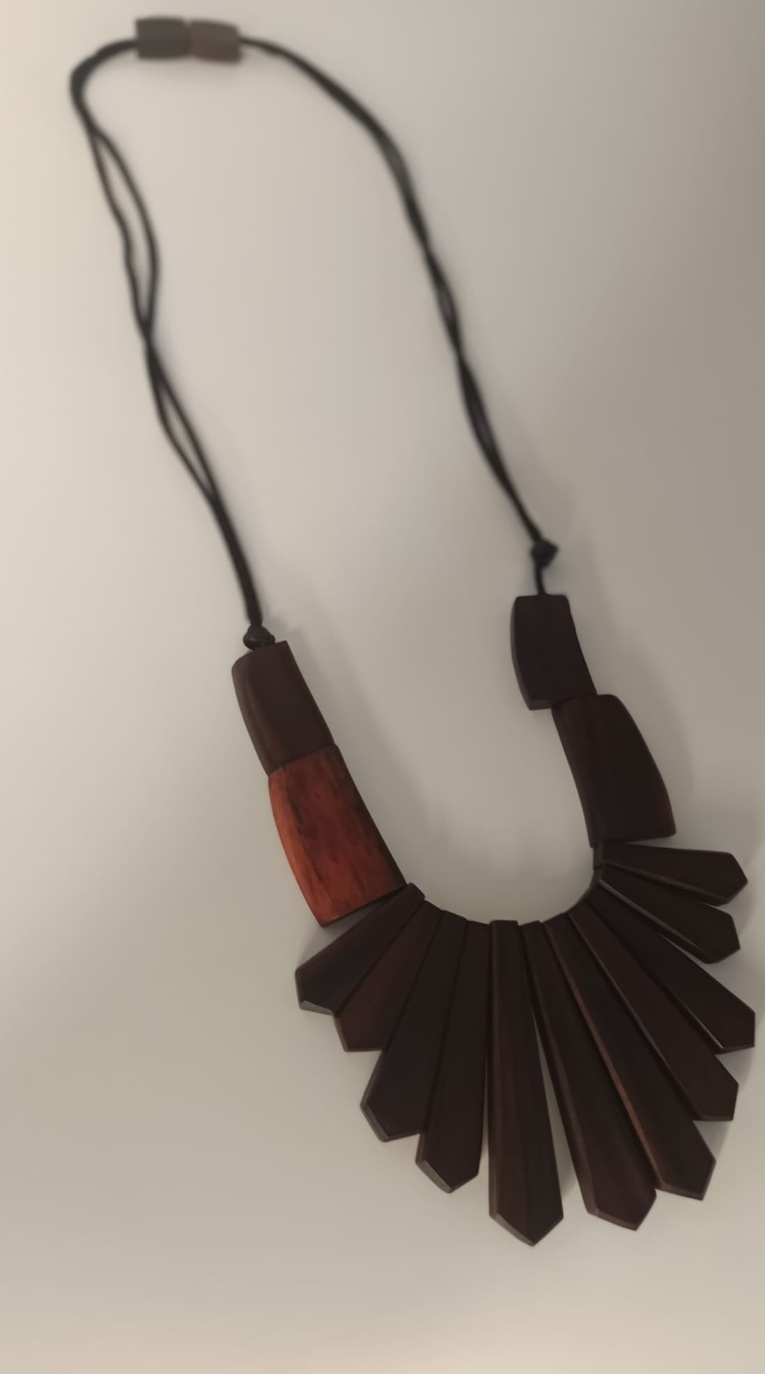 Collier réglable en bois d'ébène