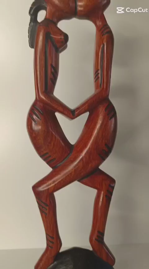 Statuette en bois "Amour et passion" (hauteur de 37cm)